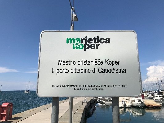2. Dvojjazyčná cedule v přístavu v Koperu